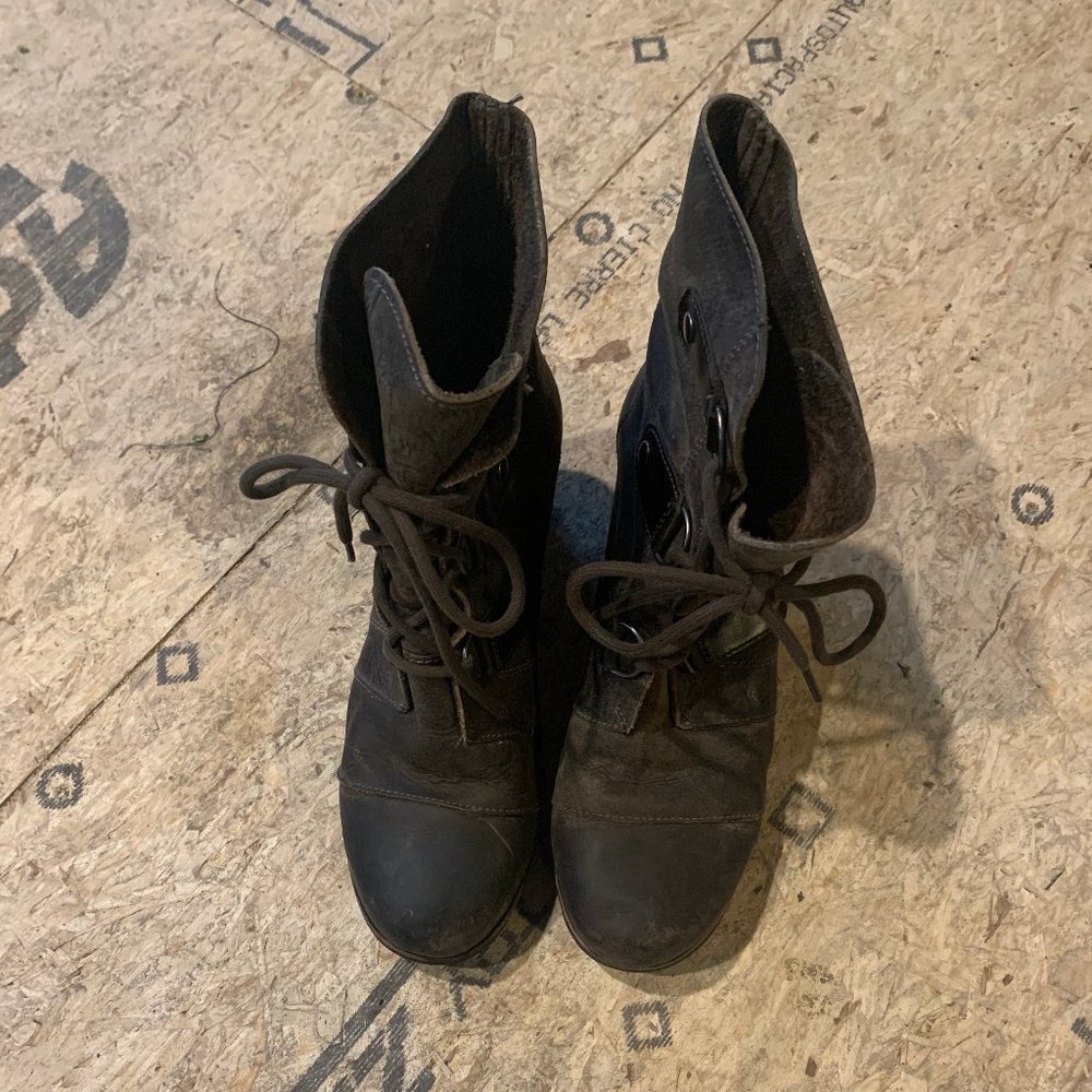 Sorel Joan of Arctic Lace Up Boots: Size 9 Brown